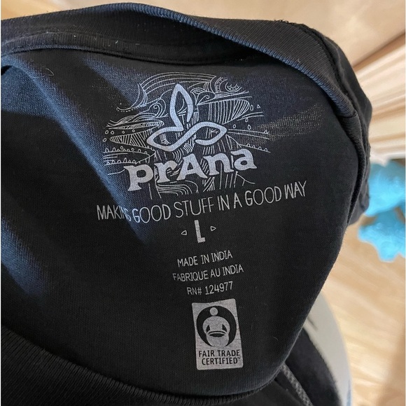 #108-PRANA- black shirt sleeve TShirt - Picture 4 of 4